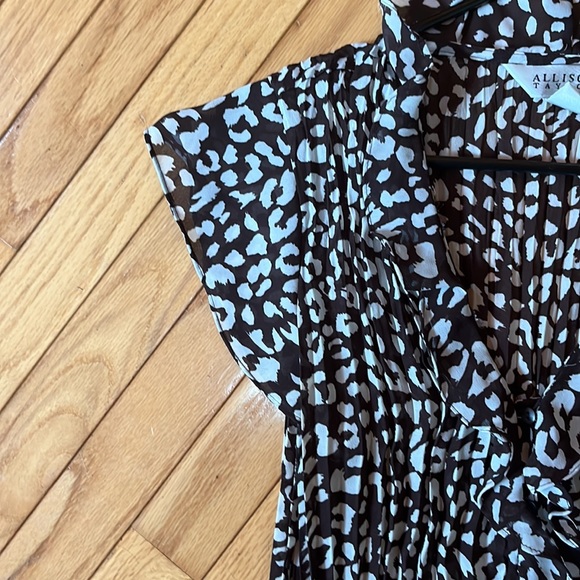 Allison Taylor dress shirt large but like medium - Picture 3 of 5